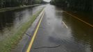 A section of Interstate 10 near mile marker 307 remains underwater and closed in Columbia County near Lake City, Florida, June 27, 2012. Tropical Storm Debby weakened to a tropical depression after it drifted ashore on Florida's Gulf Coast, even as it dumped more rain on flooded areas and sent thousands of people fleeing from rising rivers. REUTERS/Phil Sears (UNITED STATES - Tags: ENVIRONMENT DISASTER) Published: Čer. 27, 2012, 5:45 odp.