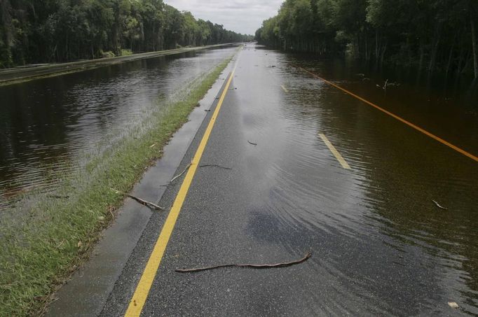 A section of Interstate 10 near mile marker 307 remains underwater and closed in Columbia County near Lake City, Florida, June 27, 2012. Tropical Storm Debby weakened to a tropical depression after it drifted ashore on Florida's Gulf Coast, even as it dumped more rain on flooded areas and sent thousands of people fleeing from rising rivers. REUTERS/Phil Sears (UNITED STATES - Tags: ENVIRONMENT DISASTER) Published: Čer. 27, 2012, 5:45 odp.