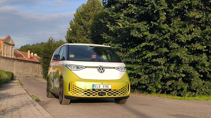 Jeho čas přichází. Za volantem rodinného Volkswagenu, který zlevnil o půl milionu