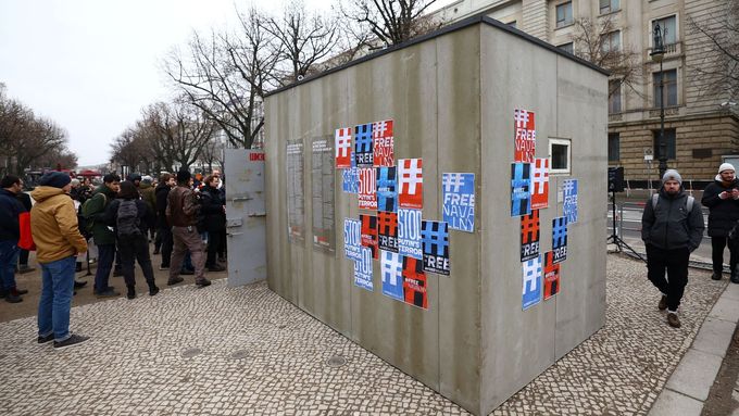 Replika cely Alexeje Navalného v Berlíně.
