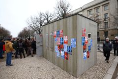 Samotka opozičníka Navalného v Berlíně. Kopie cely stojí u ruského velvyslanectví