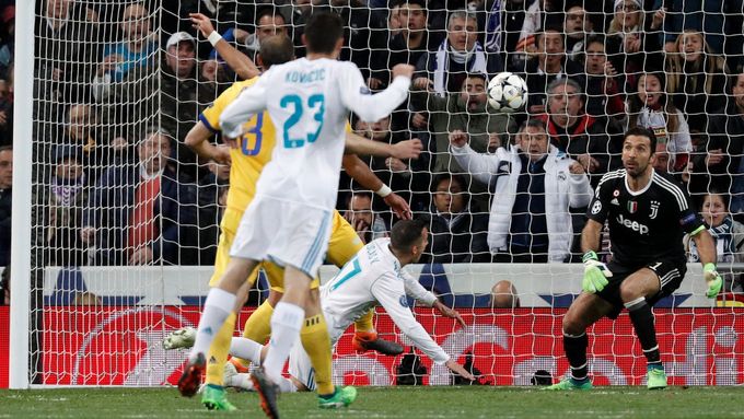 Klíčový okamžik utkání. Lucas Vázquez padá po souboji s Mehdim Benatiou a Real dostane šanci kopat penaltu.