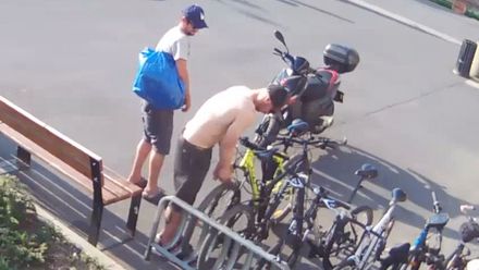 Zloději si na lavičce před koupalištěm vyhlídli kola, během pár sekund byli pryč