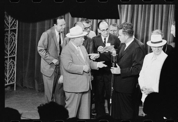 Takzvaná "kuchyňská debata" mezi Nikitou Chruščovem (druhý zleva, v klobouku) a Richardem Nixonem.