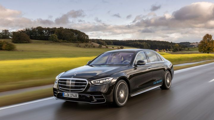 Velcí a drazí šetří nejsnáz. Hybridní Mercedes třídy S dá sto kilometrů bez benzinu; Zdroj foto: Daimler-Benz