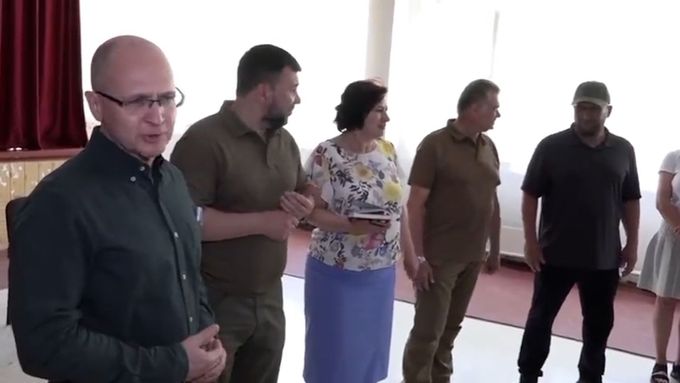 První zástupce šéfa Putinovy prezidentské kanceláře Sergej Kirijenko na propagandistickém videu při návštěvě zdevastovaného Mariupolu
