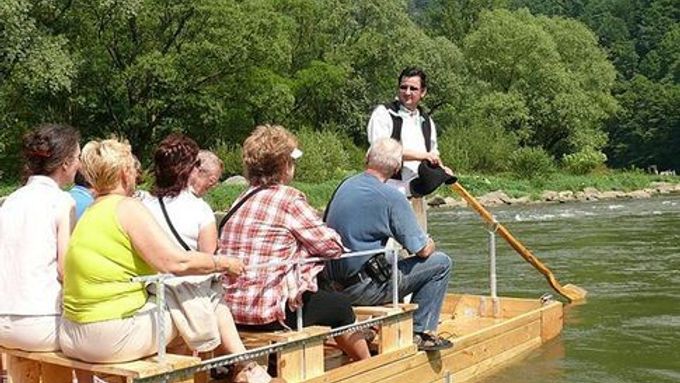 Splavování Dunajce na voru patří k vyhledávaným turistickým atrakcím