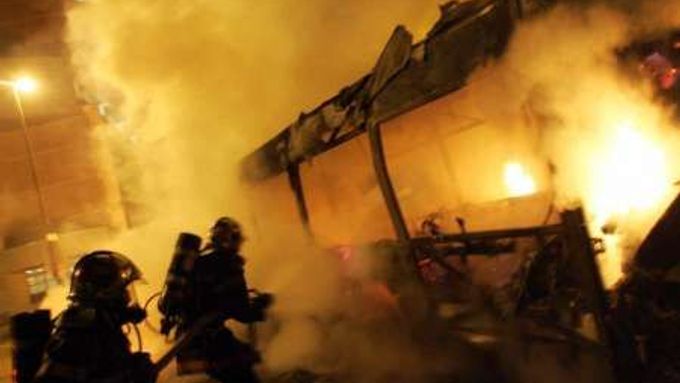 V noci na úterý 8.11. zapálili "noční útočníci" v Toulouse i městský autobus.