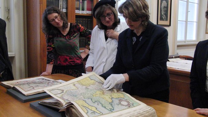 Podívejte se na historické skvosty a rarity Mapové sbírky na Přírodovědecké fakultě UK v Praze.