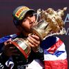 Pilot Mercedesu Lewis Hamilton slaví triumf ve VC Británie formule 1 2024