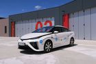 Toyota přivezla do Česka první sériově vyráběné vodíkové auto světa. Svezli jsme se s ním