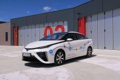 Toyota přivezla do Česka první sériově vyráběné vodíkové auto světa. Svezli jsme se s ním