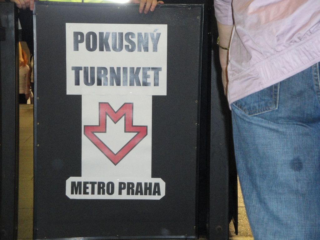 Pirátská akce proti turniketům v metru