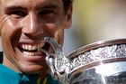 Dojetí, štěstí a zčásti i překvapení se zračilo ve tváři Rafaela Nadala. Španělský tenista znovu, už počtrnácté, i v šestatřiceti letech a stíhán zdravotními poblémy, ovládl Roland Garros.