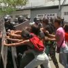 Ve Venezuele se vzbouřili vězni, založili požár, aby se dostali na svobodu. Před věznicí zavládl chaos