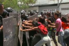 Ve Venezuele se vzbouřili vězni, založili požár, aby se dostali na svobodu. Zemřelo 68 lidí