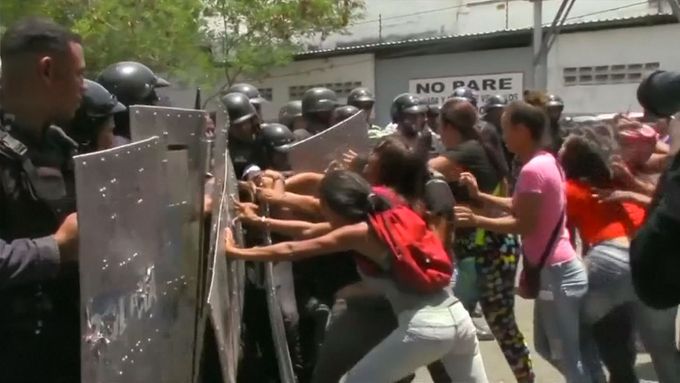 Ve Venezuele vězni založili požár, aby se dostali na svobodu. Před budovou zavládl chaos