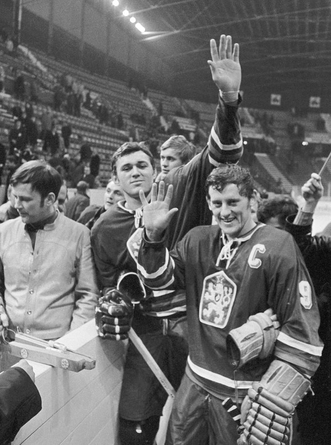 MS 1969 v hokeji, Stockholm: Václav Nedomanský (vlevo) a Jozef Golonka.