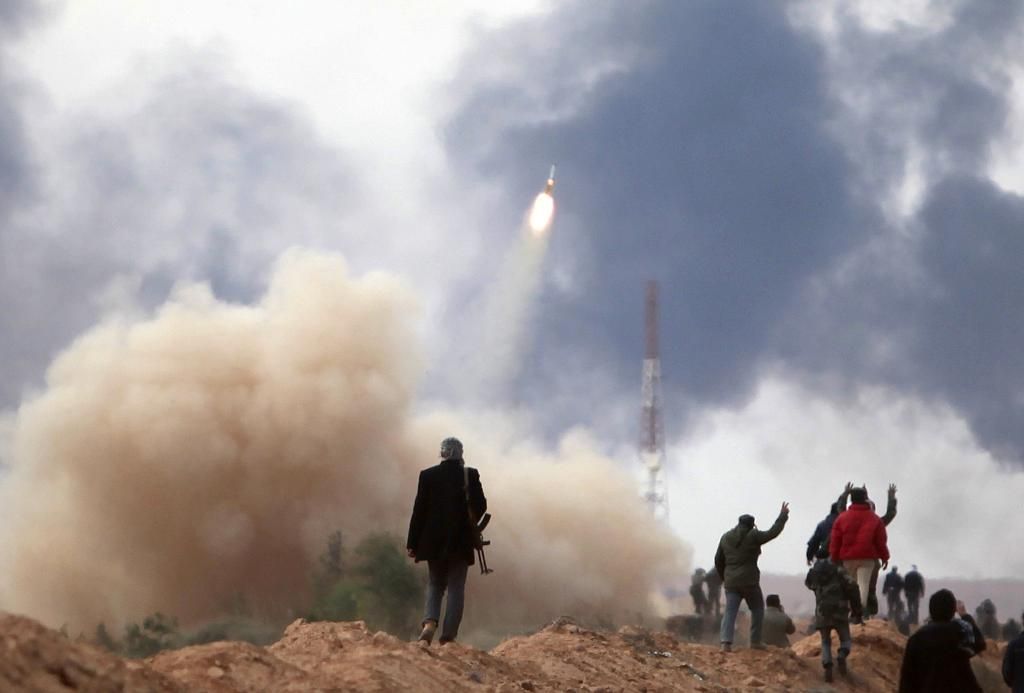 Kaddáfího letadla bombardují ropné terminály Rás Lanúf a Brega