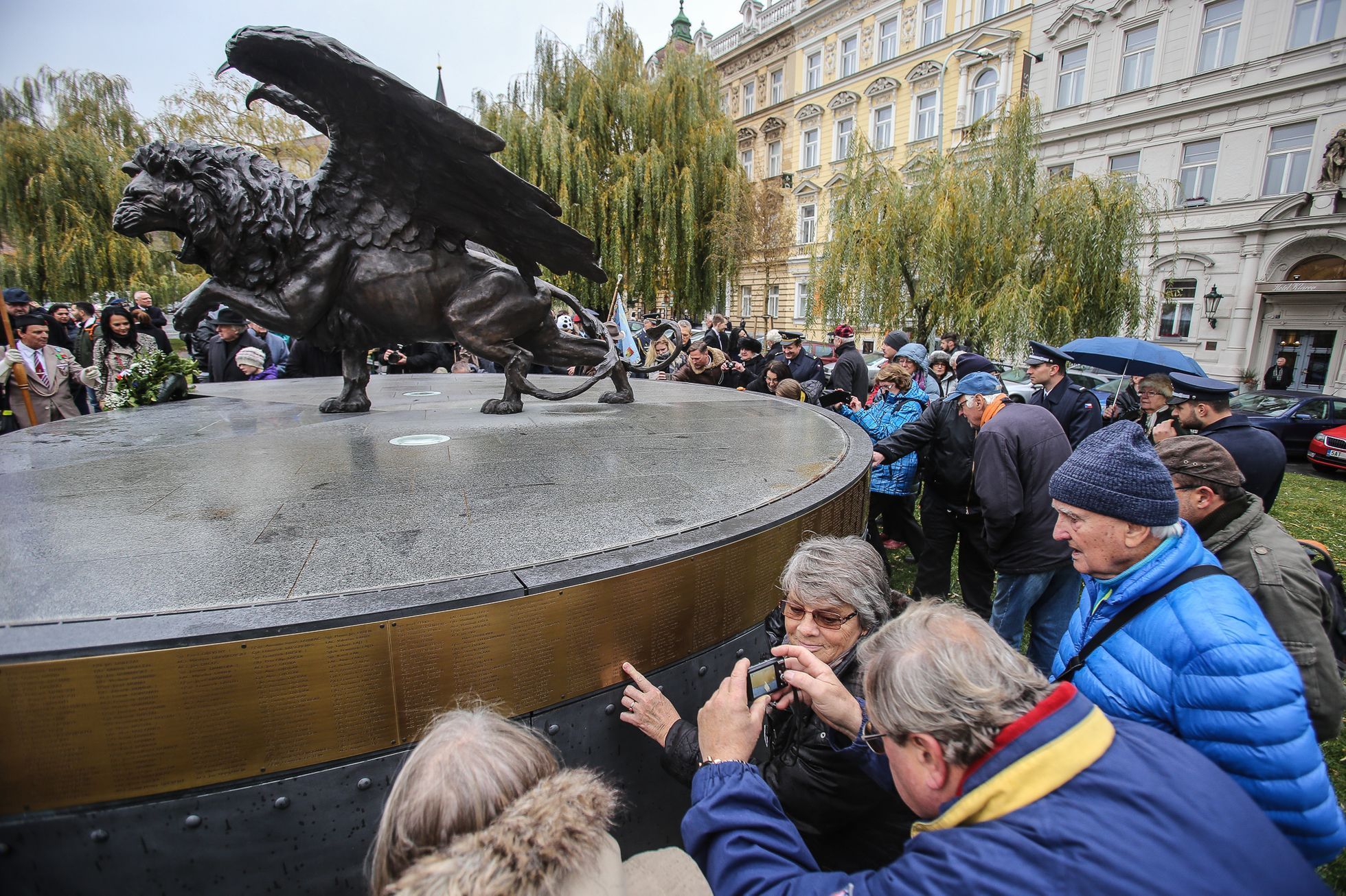 Odhalení pamětní desky Čechoslovákům bojujícím v RAF na památníku na Klárově v Praze