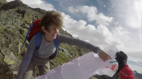 Paraglidista Mayer prosil turisty o pomoc, kvůli větru uvízl v horách