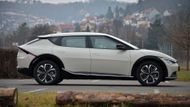 Stejnou techniku jako Hyundaie Ioniq využívá také Kia EV6, nepřekvapí proto ani přítomnost 58- nebo 77,4kWh akumulátoru. Jen díky lepší aerodynamice ujede EV6 o pár kilometrů více než Ioniq 5, maximálně však 528 kilometrů ve verzi s větší baterkou a pohonem zadních kol. Základní cena je 1 239 980 korun (1 024 777 korun bez daně), větší baterka vyjde na nejméně 1 420 980 korun (1 174 364 korun bez daně).