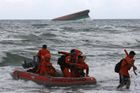 Přetížený trajekt se potopil, zahynulo nejméně 10 lidí