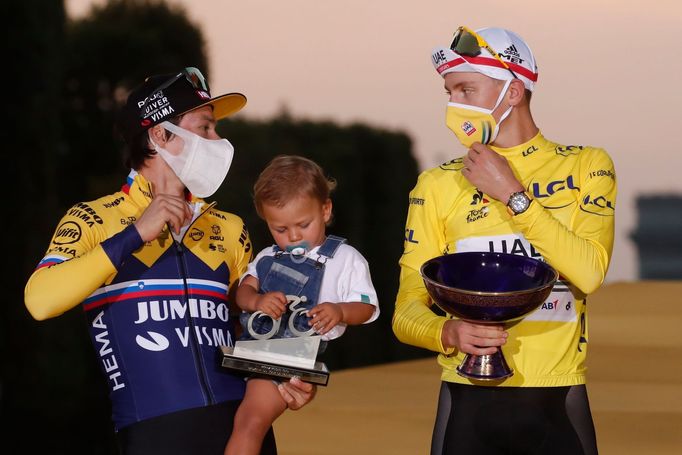 Ceremoniál po Tour de France 2020: Vítěz Tadej Pogačar (vpravo) s druhým krajanem Primožem Rogličem.