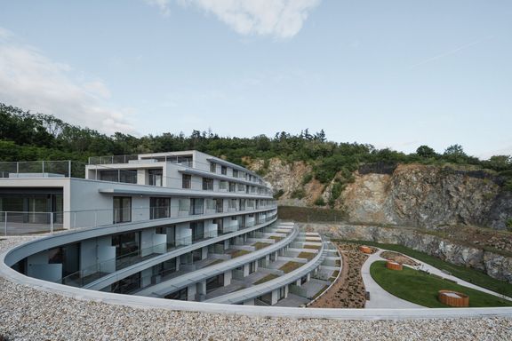  Na opuštěných pozemcích bývalého kamenolomu, kde kdysi zněly údery strojů, se dnes místo prachu a hluku ozývá šum listí a zpěv ptáků. 