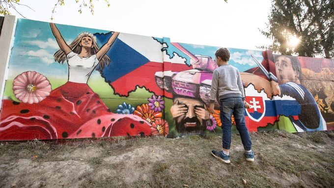V Chýni u Prahy připomíná sto let Československa šedesátimetrové graffiti s významnými událostmi našich dějin.