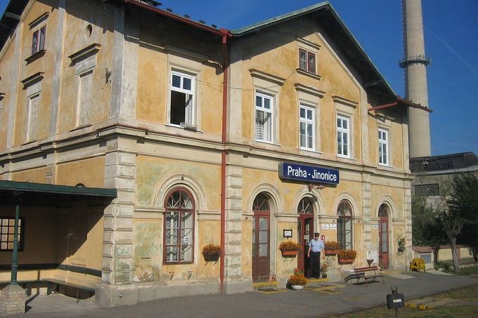 Nádraží Praha-Jinonice se nachází na trati 122 (Pražský Semmering) v pražské čtvrti Radlice v blízkosti Jinonic.