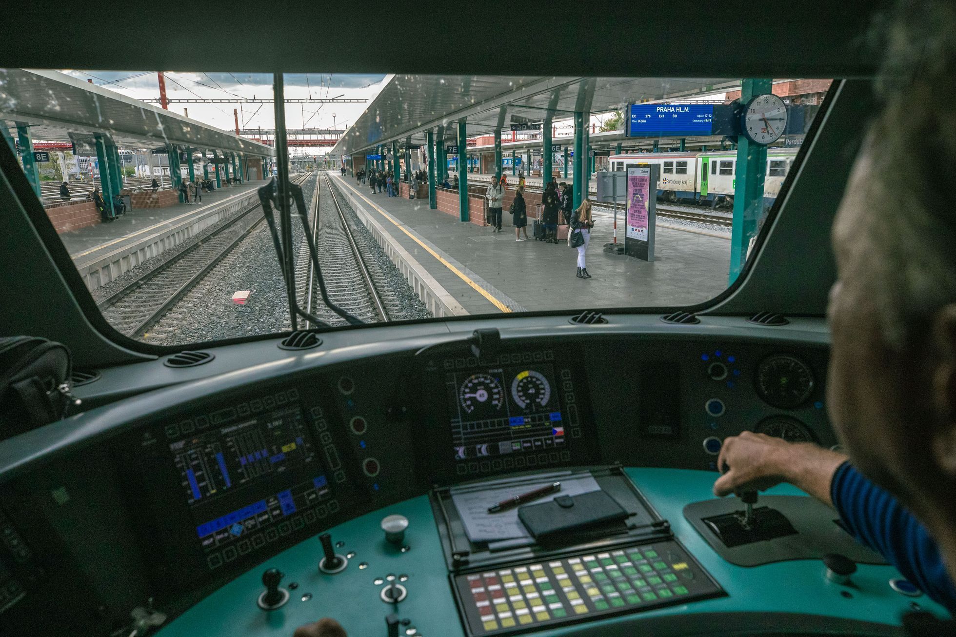 Strojvůdce, vlak, české dráhy, doprava, železnice, koleje, dopravce, řízení vlaku
