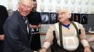 Britain's Prince Charles (2nd L) meets actor Peter Hambleton (2nd R), who is dressed as Gloin the dwarf in The Hobbit movies, during a visit to the makeup department of film maker Peter Jackson's Weta Workshop in Wellington November 14, 2012. The latest film "The Hobbit: An Unexpected Journey" by Jackson, who also directed the Lord of the Rings trilogy, will premiere later this month in Wellington. REUTERS/Jeff McEwan (NEW ZEALAND - Tags: ENTERTAINMENT POLITICS ROYALS) Published: Lis. 14, 2012, 9:52 dop.