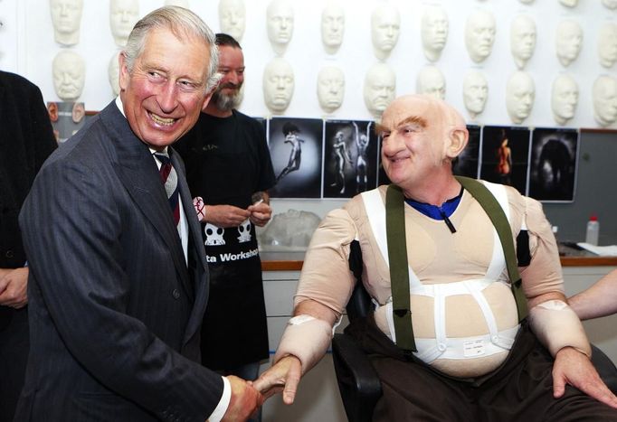 Britain's Prince Charles (2nd L) meets actor Peter Hambleton (2nd R), who is dressed as Gloin the dwarf in The Hobbit movies, during a visit to the makeup department of film maker Peter Jackson's Weta Workshop in Wellington November 14, 2012. The latest film "The Hobbit: An Unexpected Journey" by Jackson, who also directed the Lord of the Rings trilogy, will premiere later this month in Wellington. REUTERS/Jeff McEwan (NEW ZEALAND - Tags: ENTERTAINMENT POLITICS ROYALS) Published: Lis. 14, 2012, 9:52 dop.