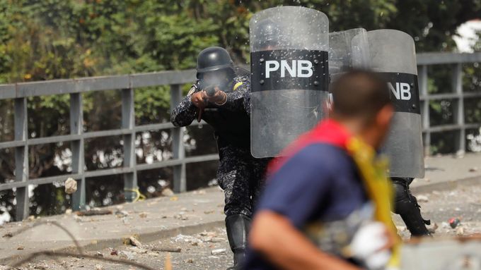 Policisté rozhánějí demonstraci ve Venezuele.