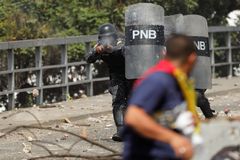 Obávané černé uniformy: Ve Venezuele vraždí Madurovy jednotky. Démoni, líčí je svědci