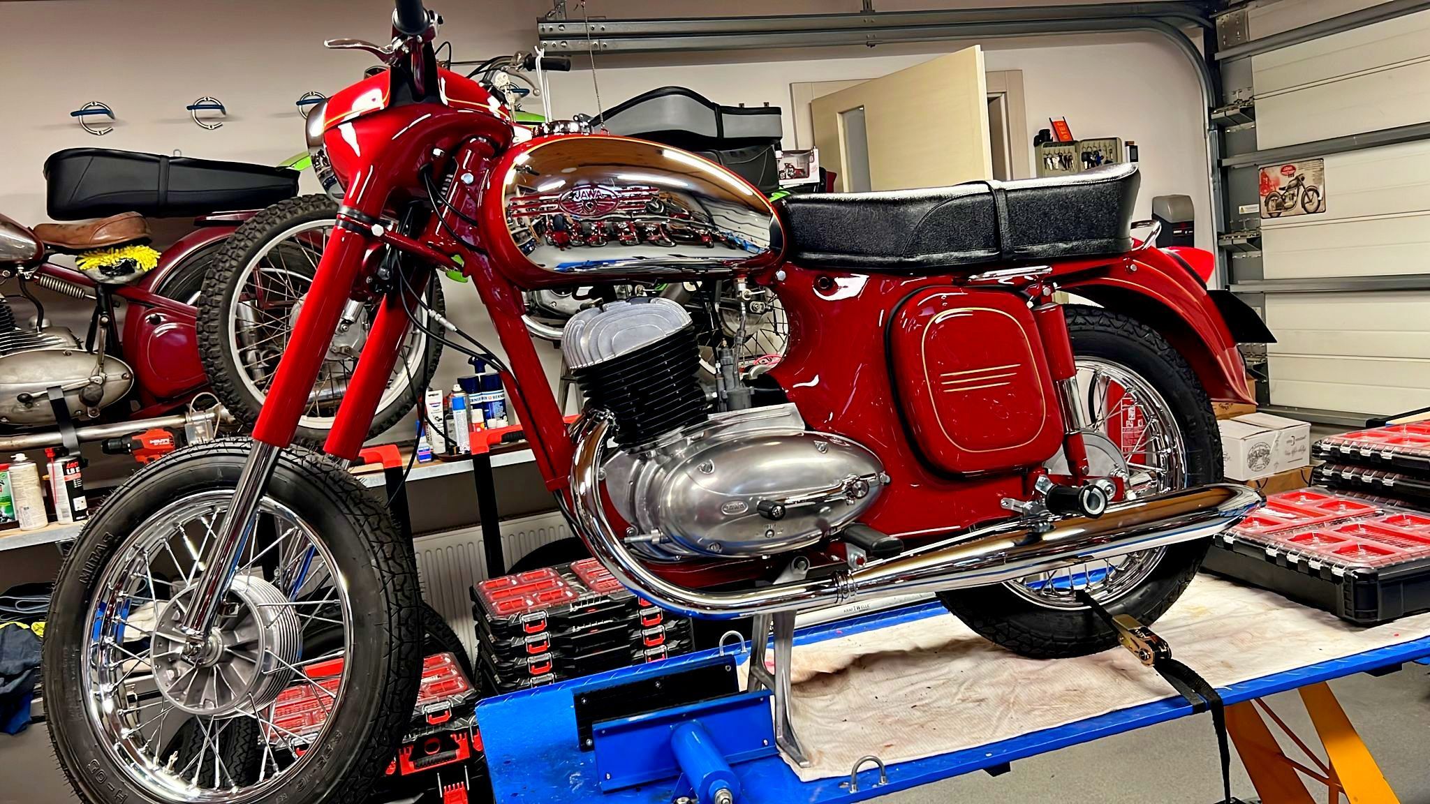 Renovujeme Jawu, druhý díl o skládání motorky