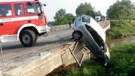 Auto poté zůstalo viset na kraji mostu.