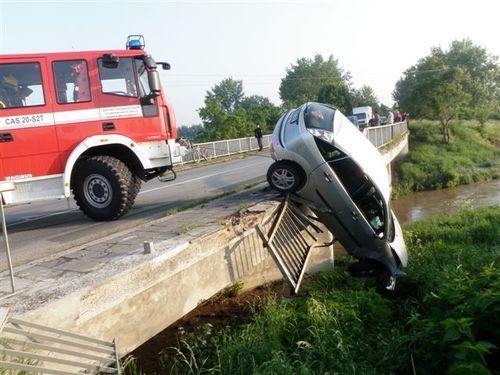 Auto prorazilo u Měnína na Brněnsku most