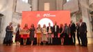 Zástupci TOP10 finalistů soutěže SME EnterPRIZE společně s Helenou Továrkovou zleva (Nadace Veronica) a Romanem Jurášem (CEO Generali České pojišťovny) úplně vpravo