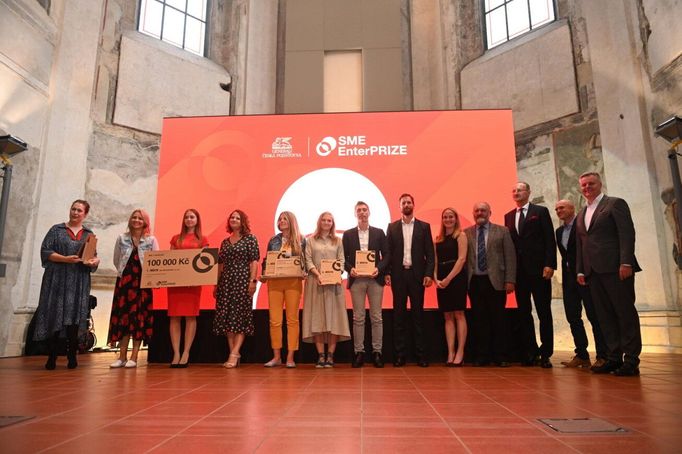 Zástupci TOP10 finalistů soutěže SME EnterPRIZE společně s Helenou Továrkovou zleva (Nadace Veronica) a Romanem Jurášem (CEO Generali České pojišťovny) úplně vpravo