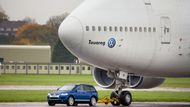 První generace Volkswagenu Touaeg před deseti lety svoji sílu ukazovala na letištní ranveji při tažení Boeingu 747.