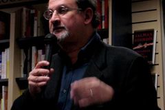 Rushdie: Jen více karikatur Mohameda