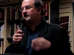 Salman Rushdie odsuzuje náboženský fanatismus. Podle něj je nebezpečný, v nepříliš vzdálené budoucnosti ale zmizí v propadlišti dějin.