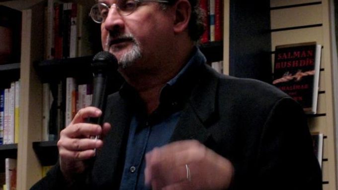 Salman Rushdie odsuzuje náboženský fanatismus. Podle něj je nebezpečný, v nepříliš vzdálené budoucnosti ale zmizí v propadlišti dějin.