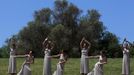 Actresses, playing the role of priestesses, take part in a dress rehearsal for the torch lighting ceremony of the London 2012 Olympic Games at the site of ancient Olympia in Greece May 9, 2012. The official lighting ceremony for the London Games will take place on May 10. REUTERS/John Kolesidis (GREECE - Tags: SPORT OLYMPICS) Published: Kvě. 9, 2012, 11:10 dop.