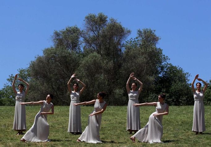 Actresses, playing the role of priestesses, take part in a dress rehearsal for the torch lighting ceremony of the London 2012 Olympic Games at the site of ancient Olympia in Greece May 9, 2012. The official lighting ceremony for the London Games will take place on May 10. REUTERS/John Kolesidis (GREECE - Tags: SPORT OLYMPICS) Published: Kvě. 9, 2012, 11:10 dop.