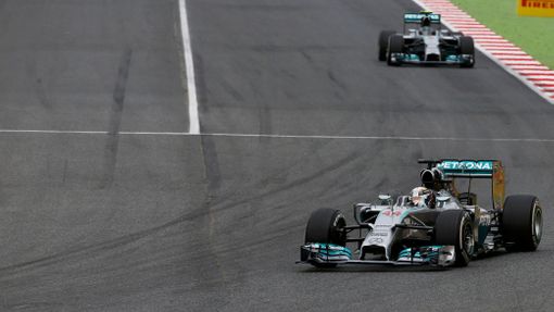 Mercedes Formula One driver Lewis Hamilton of Britain (front) drives during the Spanish F1 Grand Prix at the Barcelona-Catalunya Circuit in Montmelo, May 11, 2014. REUTER