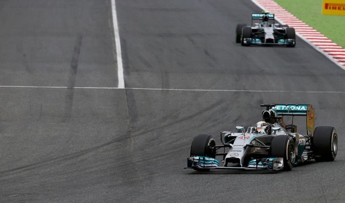 Mercedes Formula One driver Lewis Hamilton of Britain (front) drives during the Spanish F1 Grand Prix at the Barcelona-Catalunya Circuit in Montmelo, May 11, 2014. REUTER