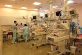 V polovině devadesátých let se odborné společnosti porodníků a neonatologů shodly, že budou aktivně zachraňovat děti, které se narodí živé po 24. týdnu těhotenství a budou vážit alespoň půl kila.